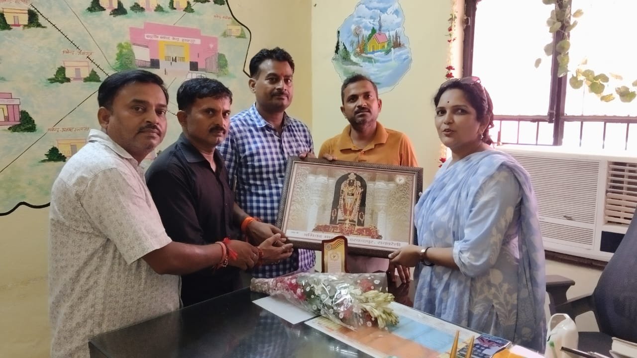 मानसिक रूप से बीमार महिला को बीपीएम ने नहलाया धुलाया