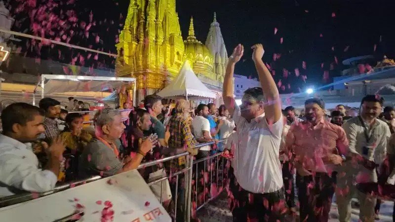 सावन के पहले दिन काशी विश्वनाथ धाम में पुष्प वर्षा कर श्रद्धालुओं का स्वागत, बाबा की हुई दिव्य मंगला आरती 