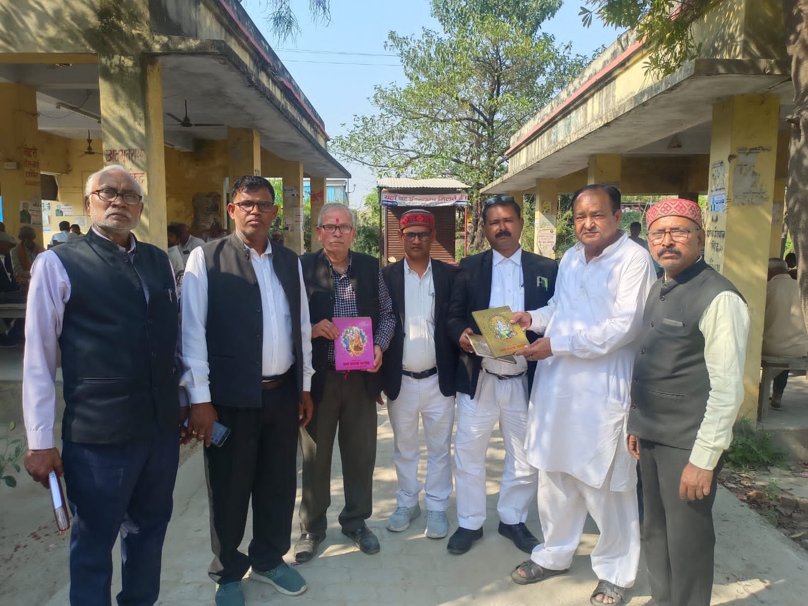 रायबरेली-भाजपा नेता ने तहसील में अधिवक्ताओं का किया सम्मान,,,