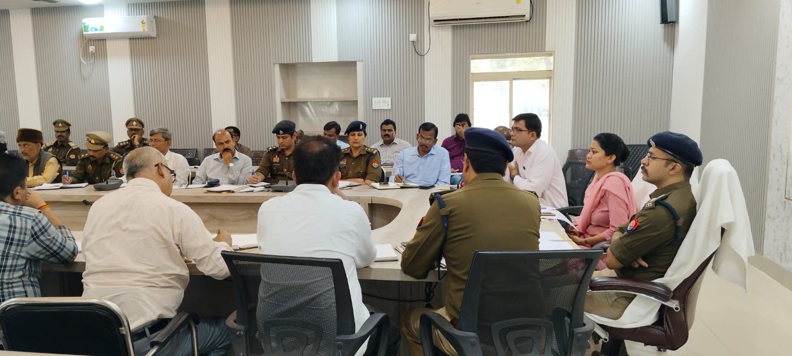 Raibareli-अफवाहों से रहे दूर,आपसी भाईचारे से मनाए त्यौहार : डीएम