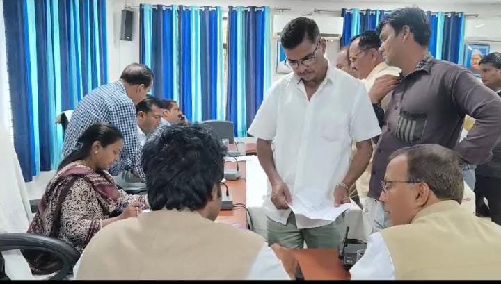 रायबरेली-SDM की अध्यक्षता में आयोजित समाधान दिवस में कुल 23 शिकायती पत्र में दो शिकायती पत्रों का मौके पर निस्तारण