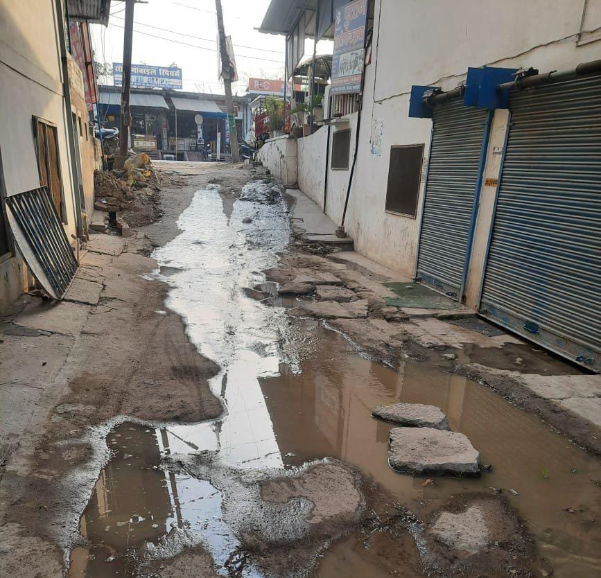 रायबरेली-खड़ंजा मार्ग पर वर्षों से बह रहा कीचड़ , निकाय के जिम्मेदार बने बेपरवाह