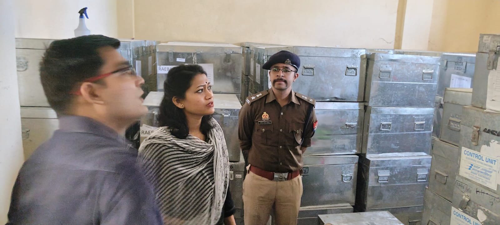 Raibareli-जिला निर्वाचन अधिकारी ने सदर तहसील स्थित वीवीपैट गोदाम का किया निरीक्षण