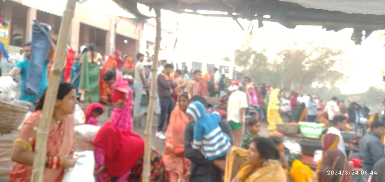 रायबरेली-होलिका दहन से पूर्व गंगा स्नान कर की पूजा अर्चना , तटों पर उमड़ी भीड़