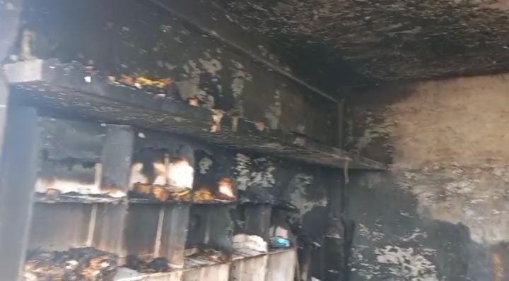 रायबरेली-संदिग्ध परिस्थितियों में लगी आग लाखों का सामान जलकर हुआ राख,,,