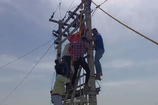 तीन बच्चो की माँ को चढ़ा प्यार का खुमार, प्रेमी को साथ रखने की बात पर पति से नाराज, खंभे पर चढ़ करने लगी तांडव