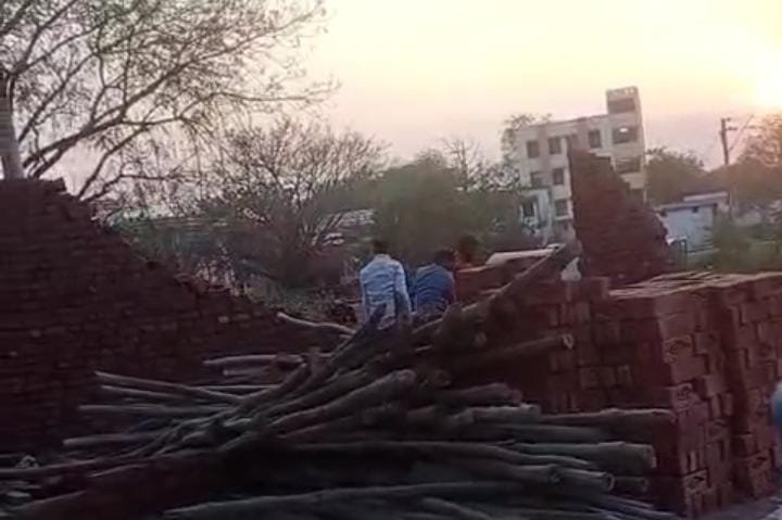 Raibareli-भूमाफिया का कब्जा बरकरार , गरीब का ढहा दिया गया निर्माण