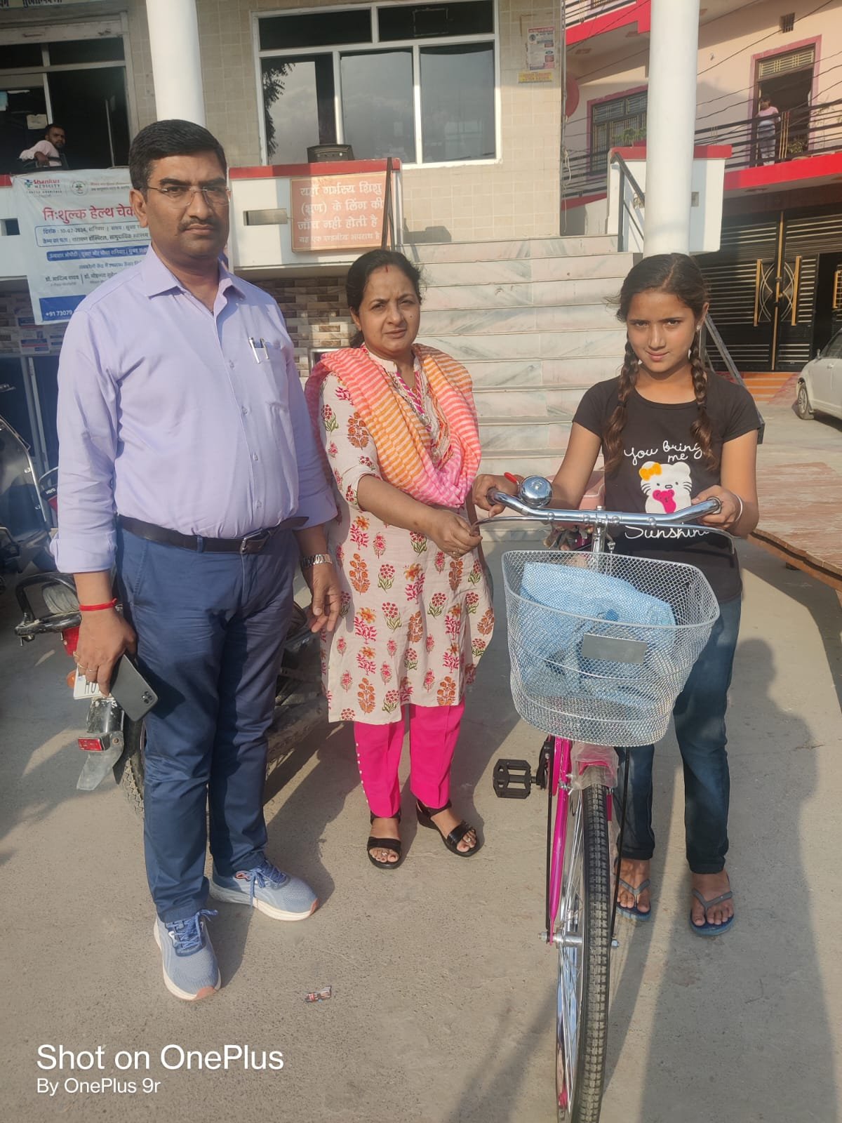 रायबरेली-सालों से सात किमी पैदल चलकर स्कूल जाती थी छात्रा , चिकित्सक ने दिया साइकिल का उपहार