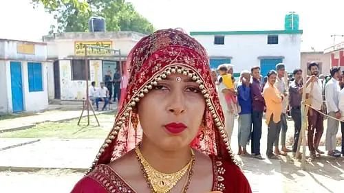 मंडप से सीधे मतदान करने पहुँची दुल्हन