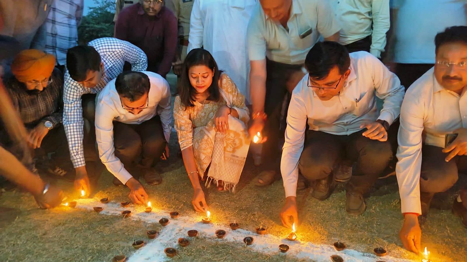 Raibareli-डीईओ ने दीप जलाकर लोगों को मतदान के लिए किया प्रेरित