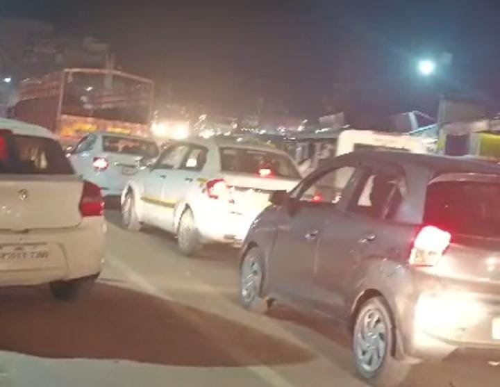 रायबरेली-राजमार्ग के ओवर ब्रिज पर खराब हुआ ट्रक, एक घंटे लगा रहा जाम,,,,,