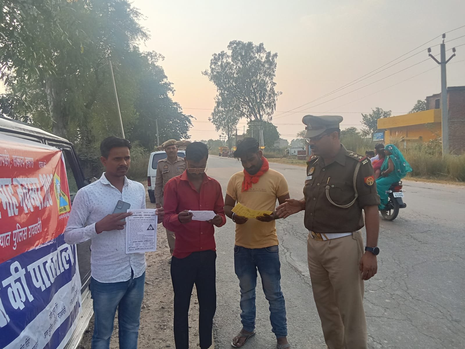विद्यालय- विद्यालय जा करके ट्रैफिक इंचार्ज कर रहे हैं छात्रो को जागरूक