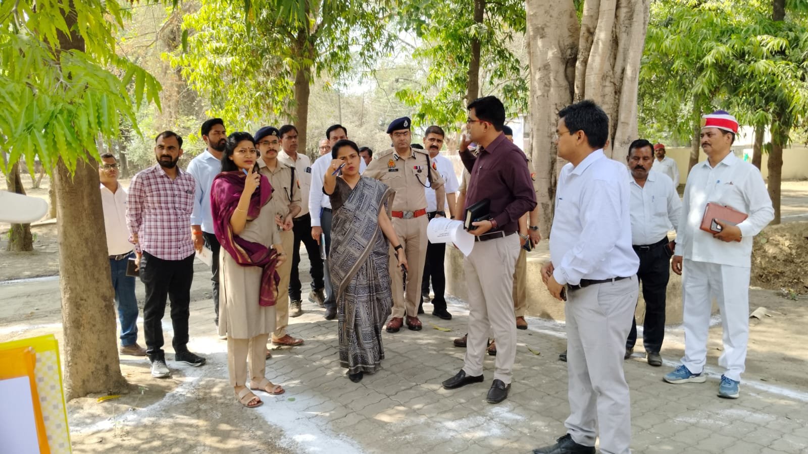 Raibareli-मंडलायुक्त-आईजी ने स्ट्रांग रूम व पोलिंग पार्टी रवानगी स्थल का किया निरीक्षण