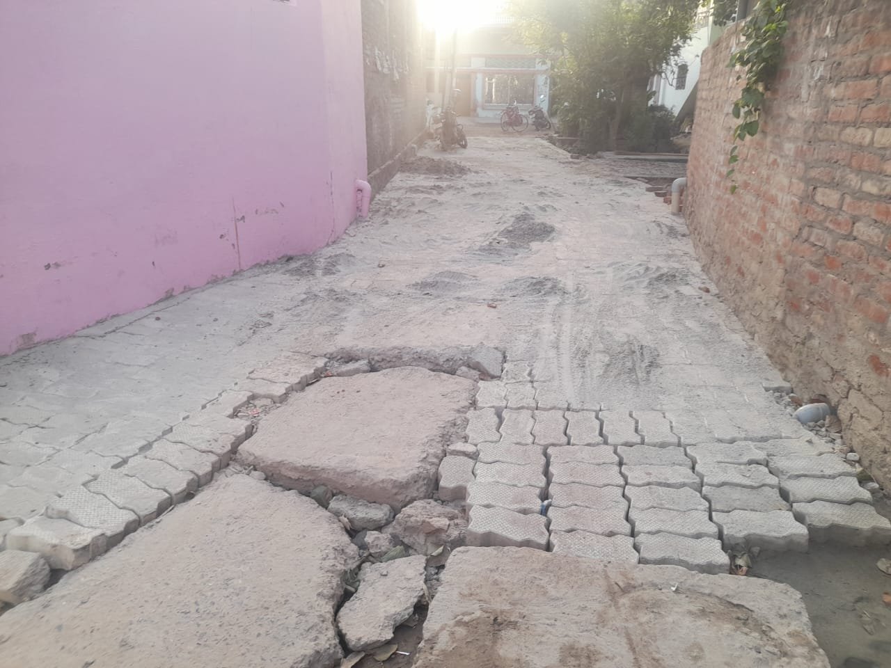 रायबरेली-वाह रे ठेकेदार स्टीमेट कुछ और मौके पर इंटरलॉकिंग बन गई कुछ और