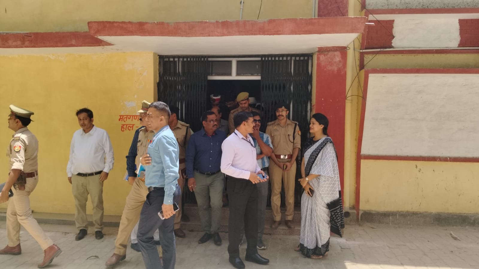 Raibareli-सामान्य और पुलिस प्रेक्षक ने नोडल अधिकारियों संग की बैठक