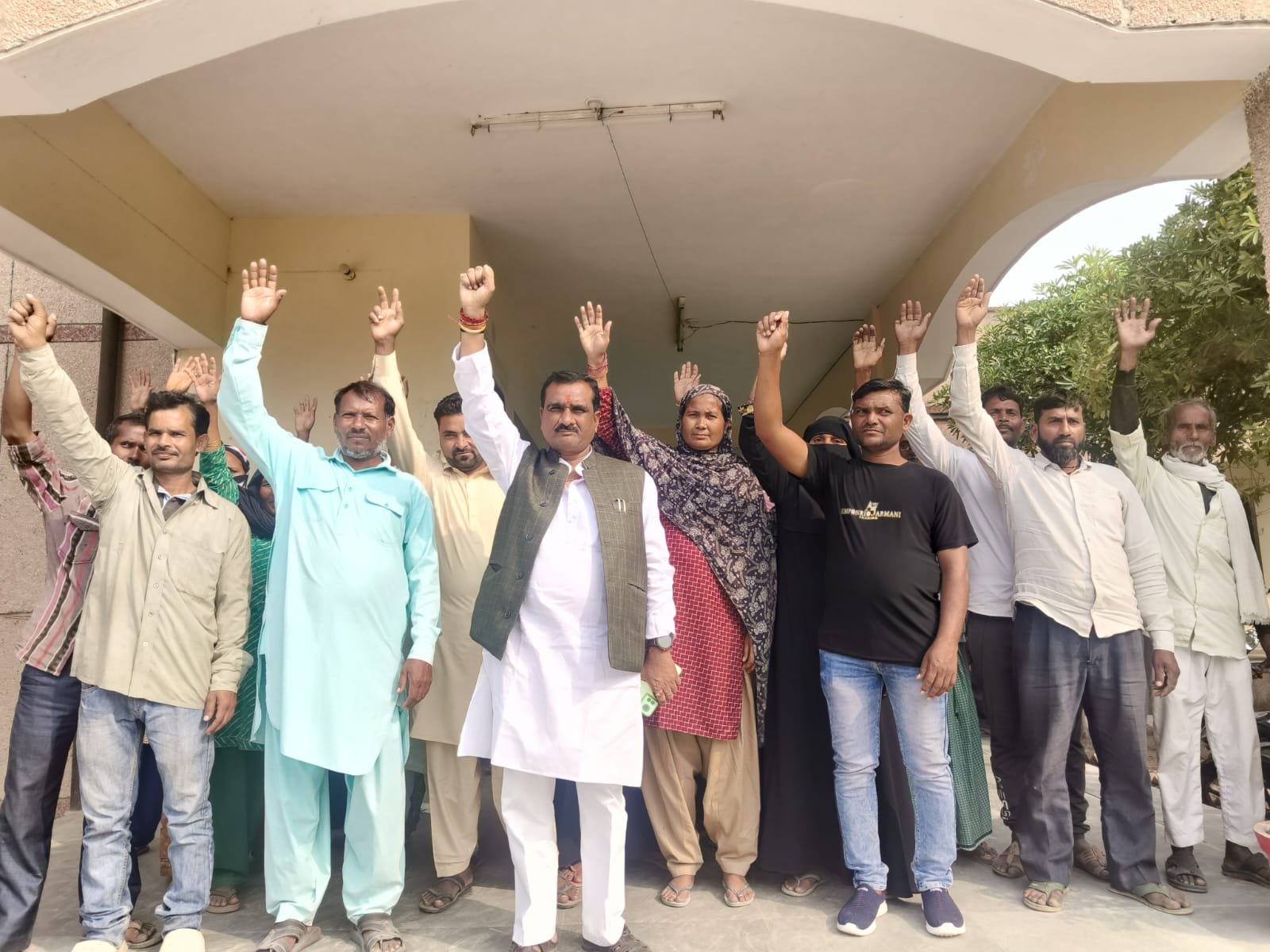 रायबरेला:एनटीपीसी परियोजना के विरुद्ध कई मुद्दों को लेकर ग्राम प्रधान  ने खोला मोर्चा।