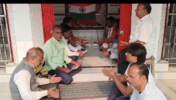 रायबरेली>भारत की जीत के लिए नगर स्थित हनुमान मंदिर में बीजेपी कार्यकर्ताओं ने भारतीय टीम के जीत के लिए की पूजा अर्चना