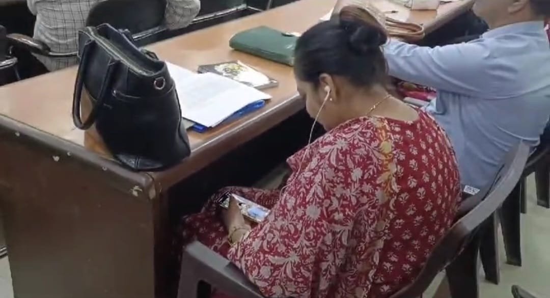 रायबरेली: मंडलायुक्त रोशन जैकब के जनता दर्शन में लापरवाह दिखी जिला खाद्य विपणन अधिकारी