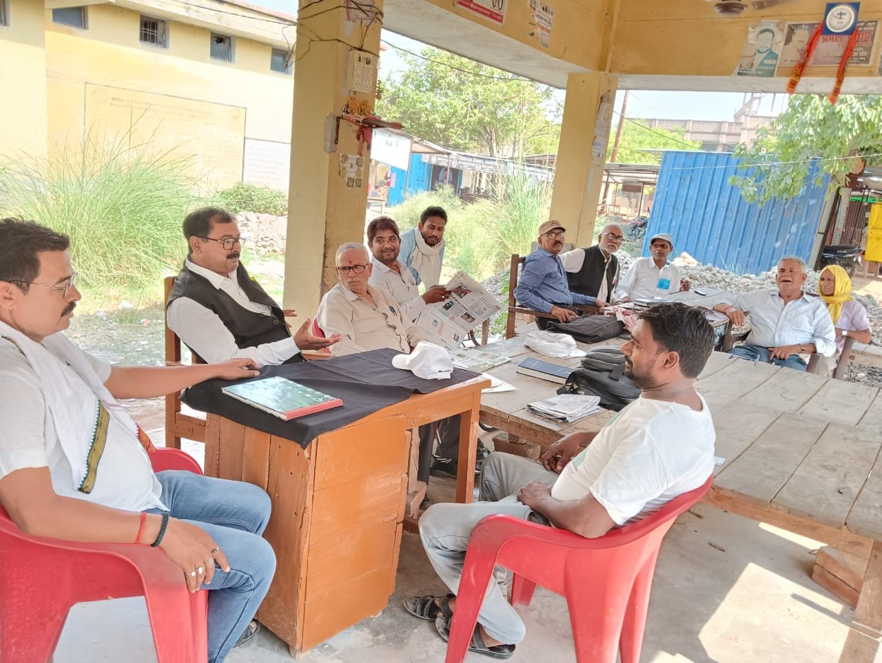 रायबरेली-मतदान बाद जीत के गुना गणित करते तहसील परिसर  में अधिवक्तागण