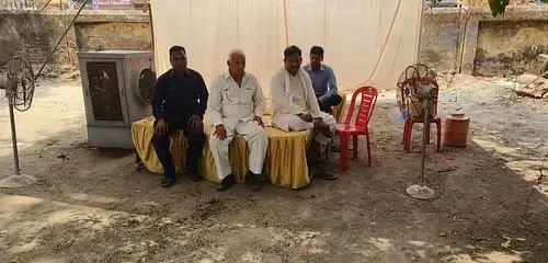 Raibareli-स्ट्रांग रूम के बाहर कांग्रेसी कार्यकर्ताओं ने जमाया डेरा