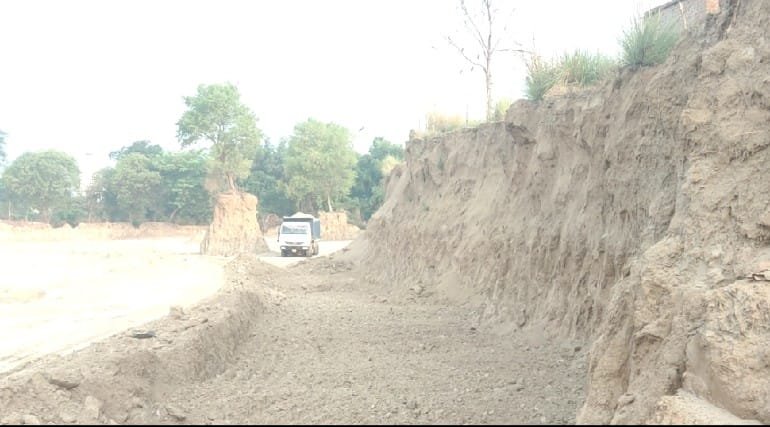 Raibareli-एक्सप्रेस वे ही नहीं एनएचएआई की कालू वाला कंपनी भी कर रही धरती को छलनी,,, 