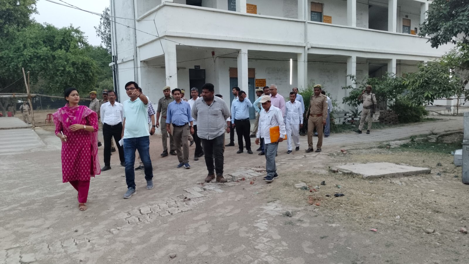 Raibareli-डीईओ ने मतगणना स्थल की व्यवस्थाओं का किया निरीक्षण