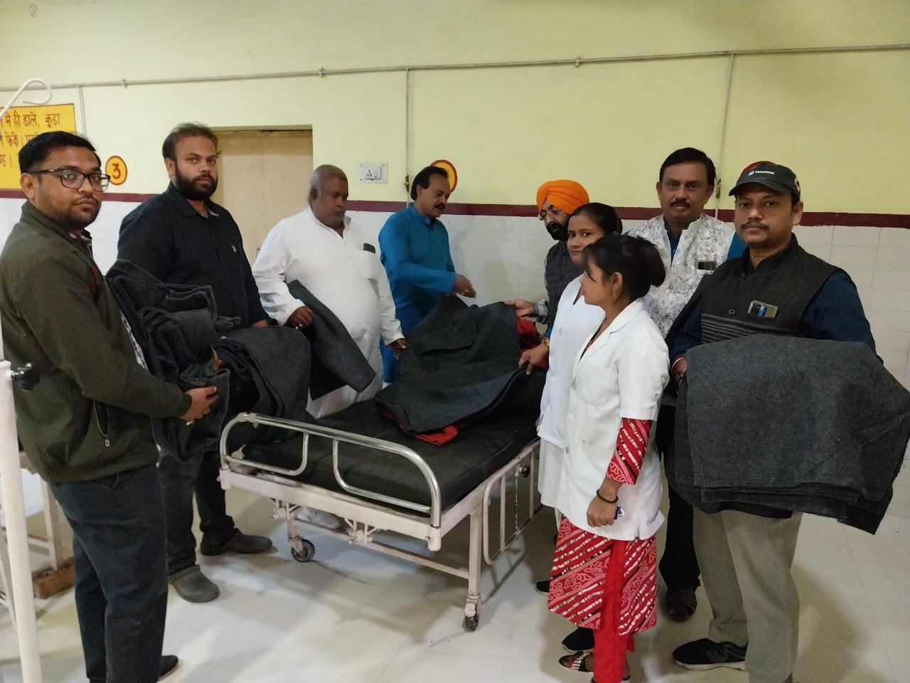 Raebareli:कार्तिक पूर्णिमा के अवसर पर व्यापारियों ने जरूरतमंदों को किया कंबल वितरण