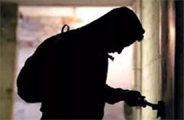 Raibareli-लाखो को चोरी कर फरार हुए चोर सोते रहे सलोन कोतवाल