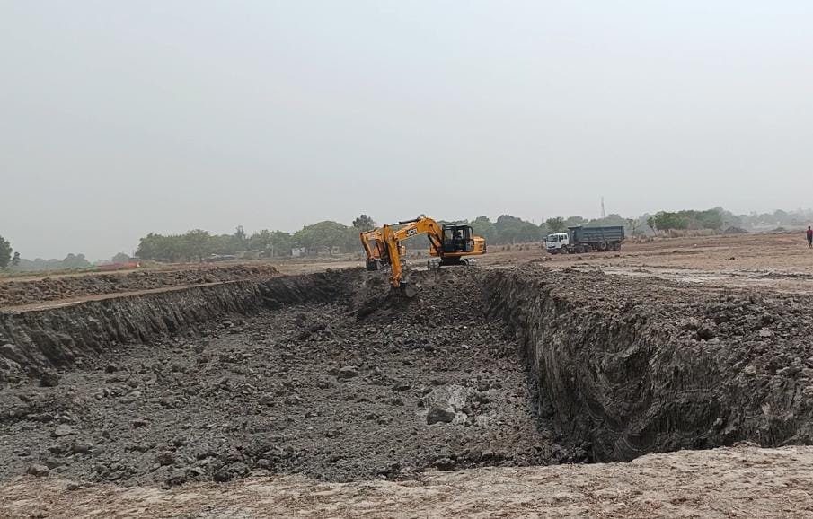 रायबरेली-एक्सप्रेस वे में कृष्णा कांस्ट्रक्शन ने गांव के पास खोद डाला सैकड़ों एकड़ का कुआं