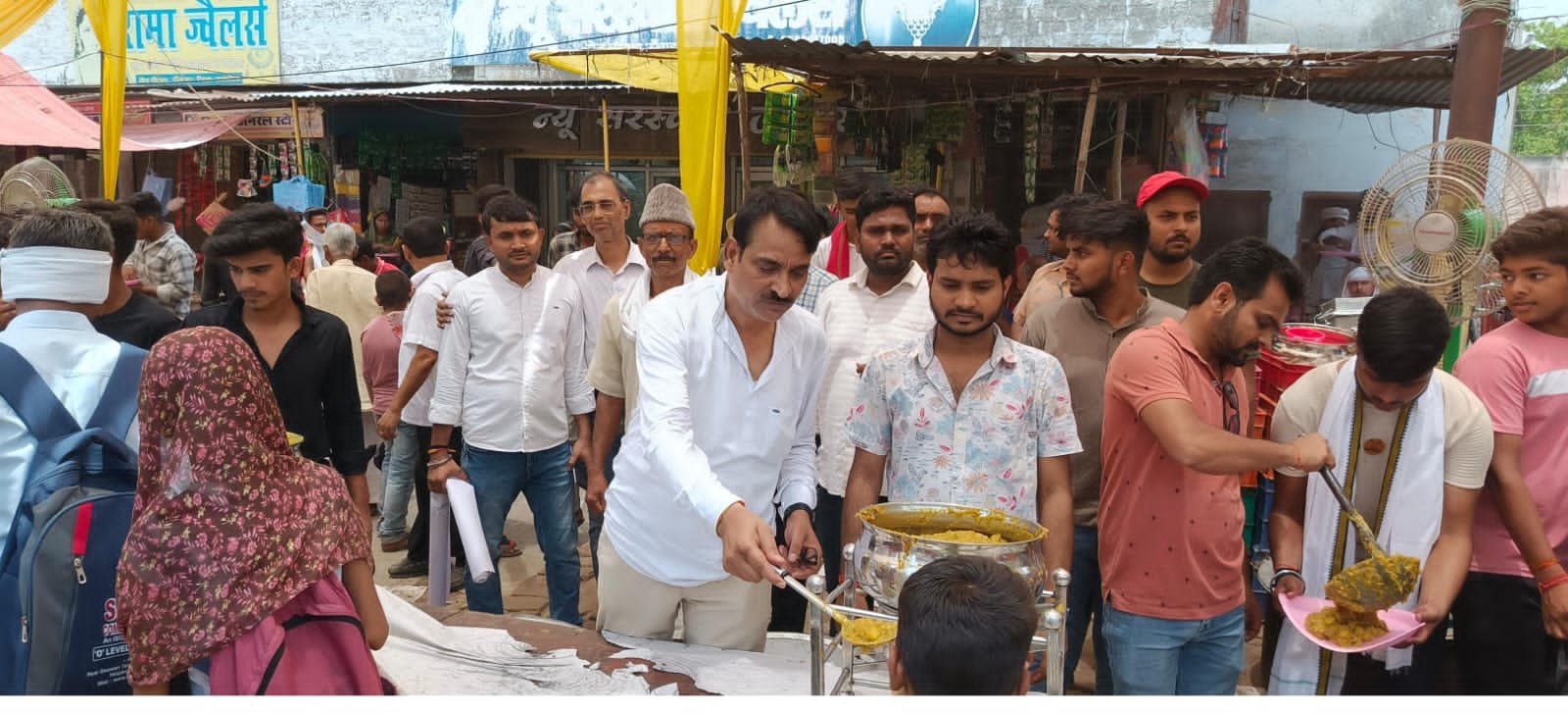 रायबरेली-ऊंचाहार नगर के भंडारे में उमड़े श्रद्धालु , हजारों ने छका प्रसाद 