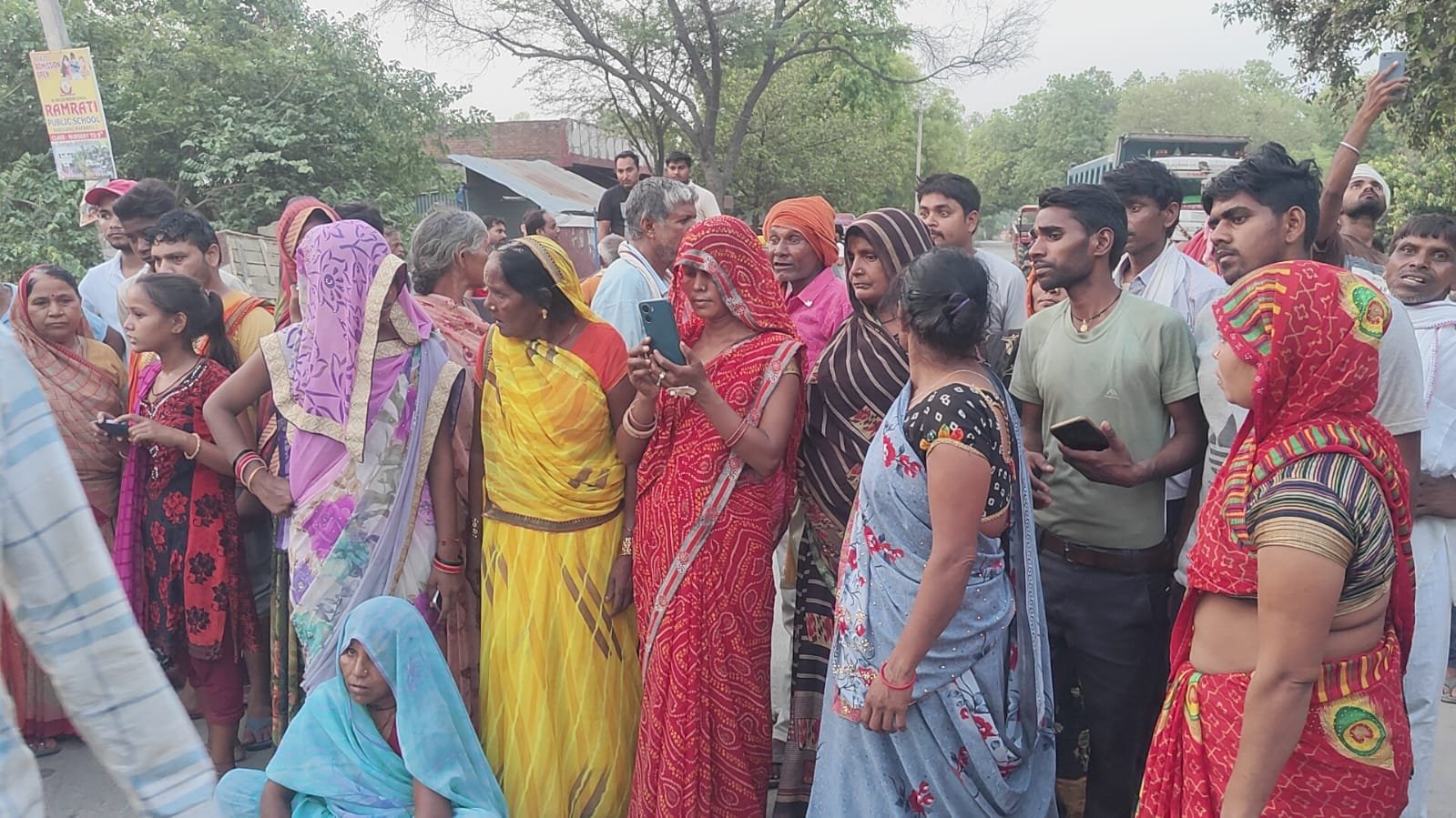 रायबरेली-हादसे में घायल अधेड़ की मौत,सड़क पर शव रखकर काटा हंगामा 