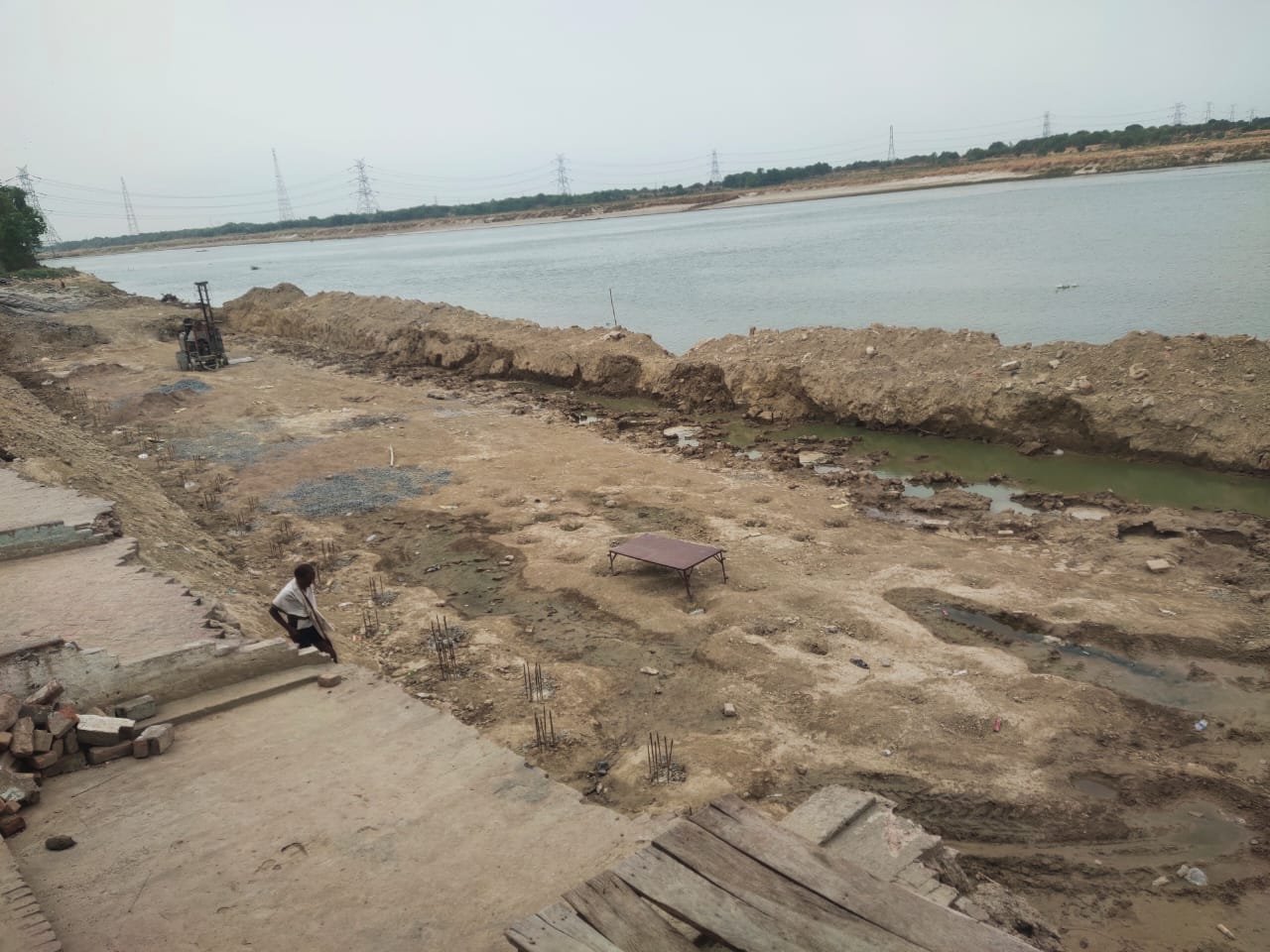 रायबरेली-सौंदर्यीकरण के नाम पर बदसूरत कर दिया गया गंगा मां आंचल 