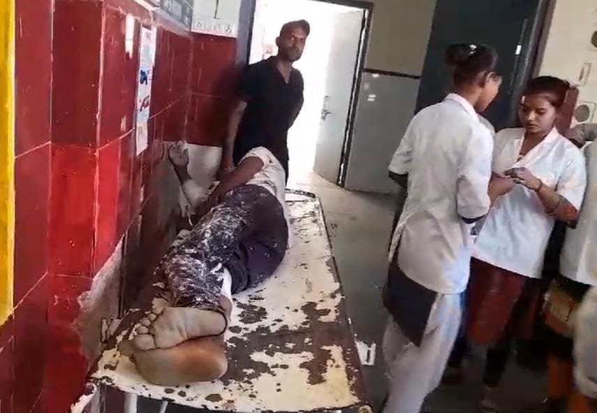 रायबरेली-ई रिक्शा से भिड़े बाइक सवार दो युवक , सीएचसी में भर्ती