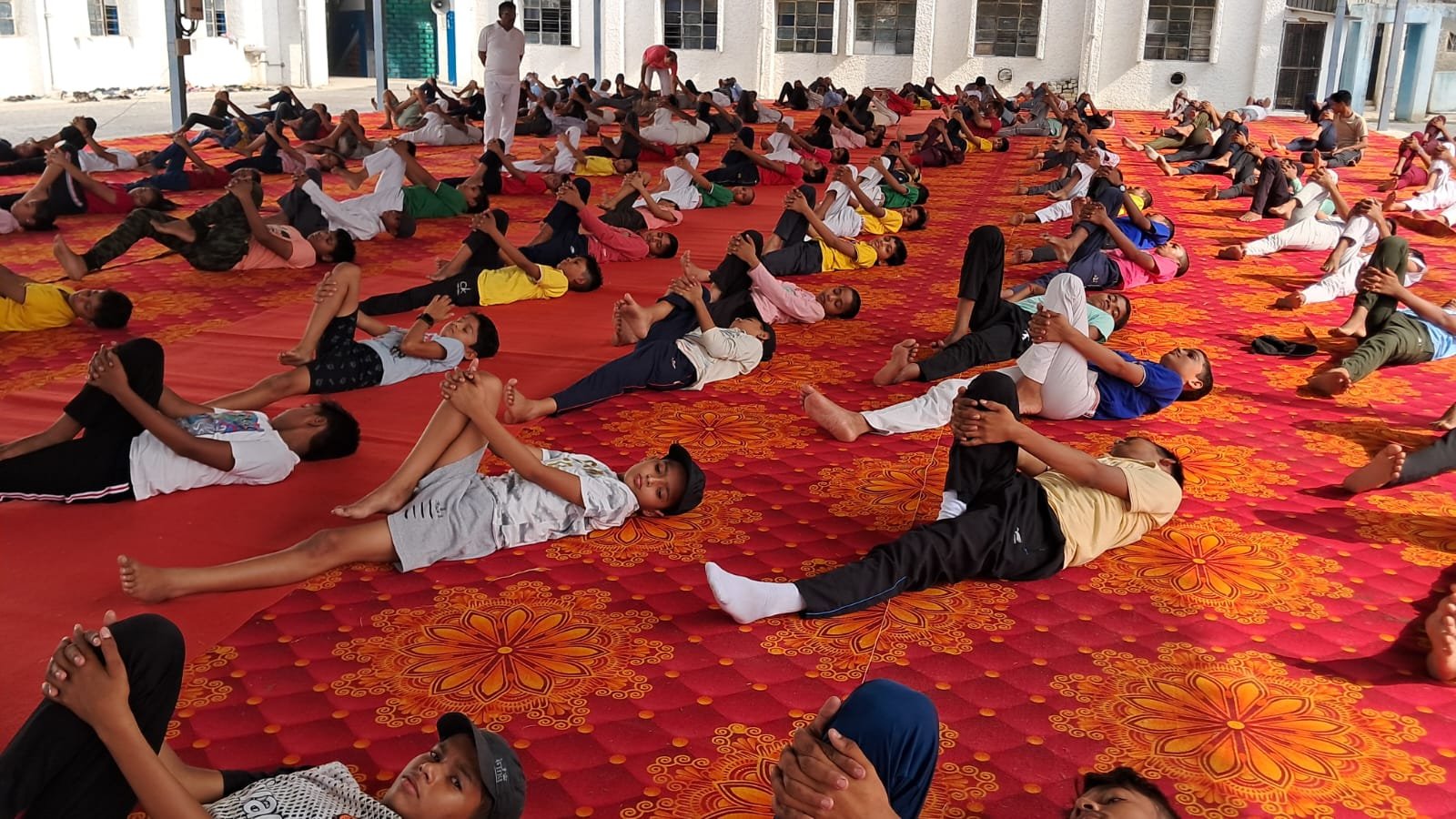 रायबरेली-सरस्वती इंटर कालेज में योग दिवस पर गुरुजनों संग बच्चों ने भी किया अभ्यास