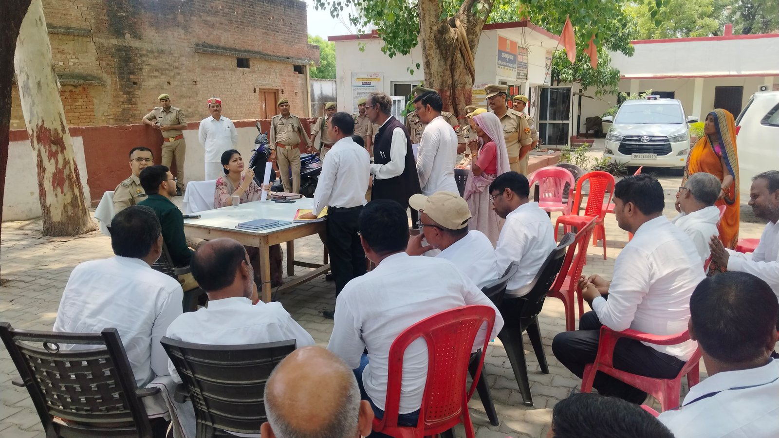 Raibareli-डीएम एसपी ने सुनी लोगों की फरियाद