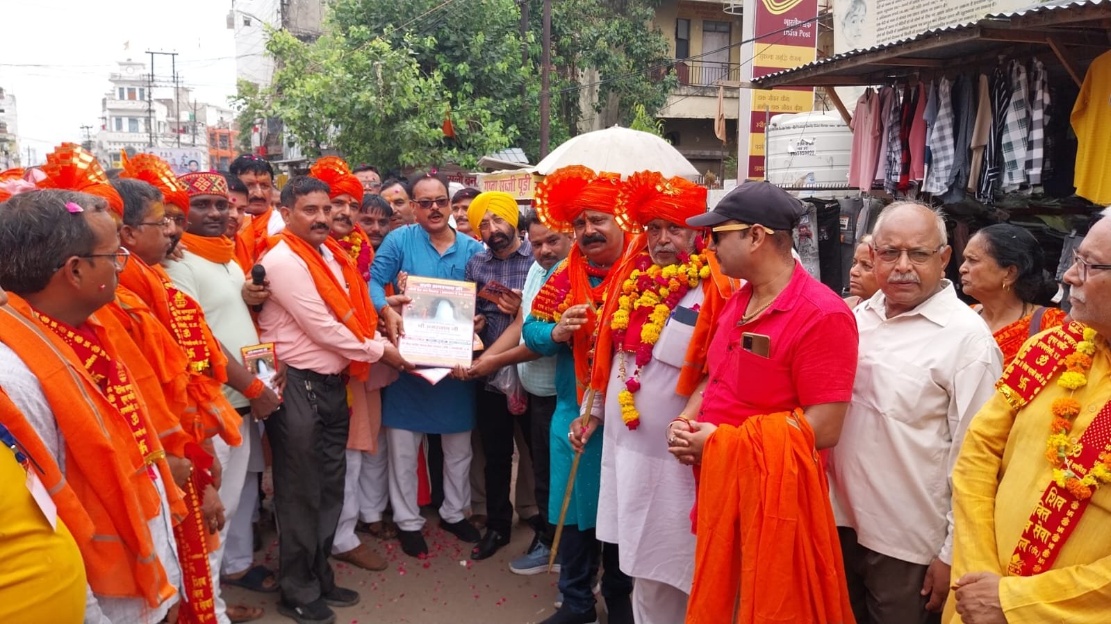 Raibareli-अमरनाथ यात्रा पर जा रहे जत्थे का घंटाघर पर व्यापार मंडल द्वारा भव्य स्वागत