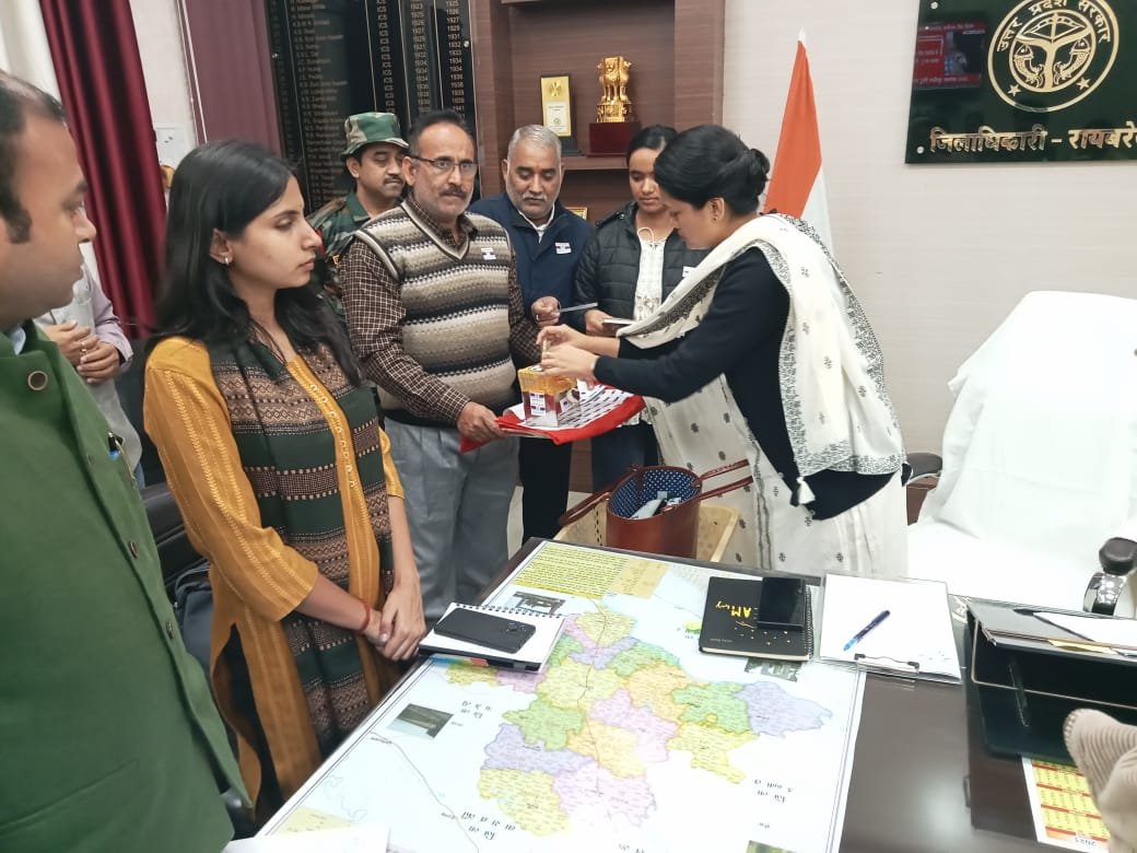 Raebareli:जिलाधिकारी ने सशस्त्र सेना झण्डा दिवस पर स्वैच्छिक दान देकर धन संग्रह अभियान का किया शुभारम्भ।