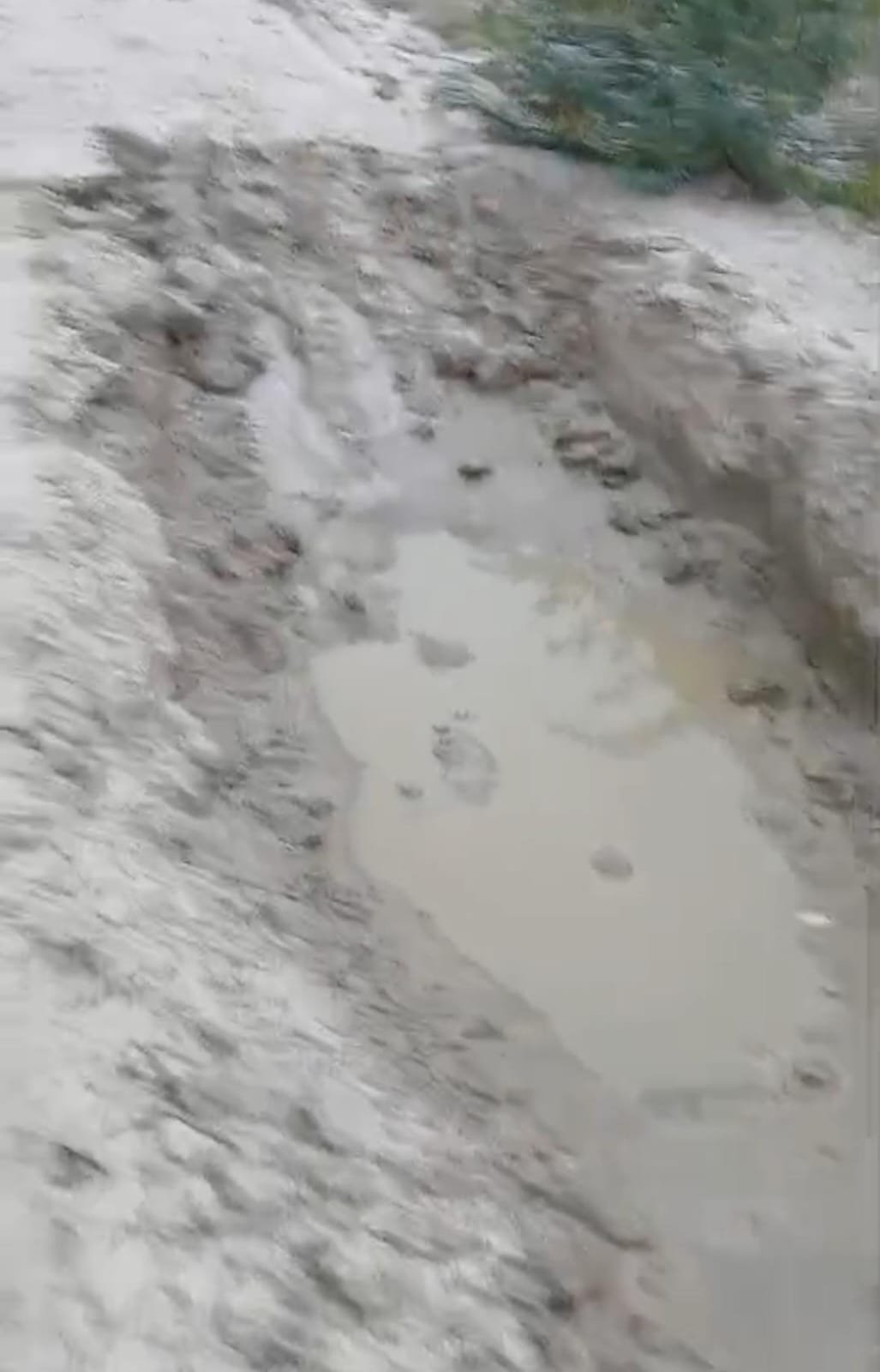 रायबरेली-गंगा एक्सप्रेस वे के ठेकेदार ने गांव के सार्वजनिक मार्ग को जेसीबी से खोदकर बंद कर दिया रास्ता 