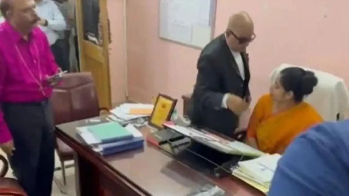 प्रिंसिपल को कुर्सी से खिंचा ऑफिस से निकाला बाहर,ताकि नई मैडम बैठे