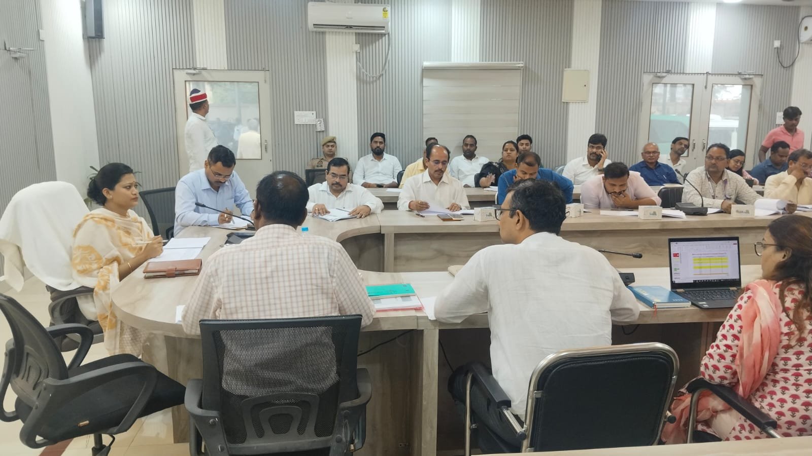 Raibareli-प्रधानमंत्री फसल बीमा योजना की बैठक हुई संपन्न