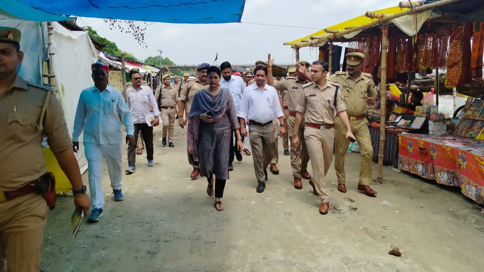 Raibareli-डीएम-एसपी ने बालेश्वर मंदिर और गेगासो घाट का किया निरीक्षण