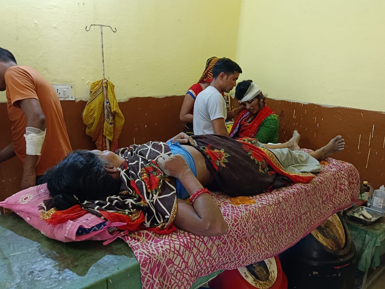 Raibareli-खेत में धान की बेढ़ उखाड़  रही महिलाओं के ऊपर गिरा पेड़ दो महिलाएं घायल