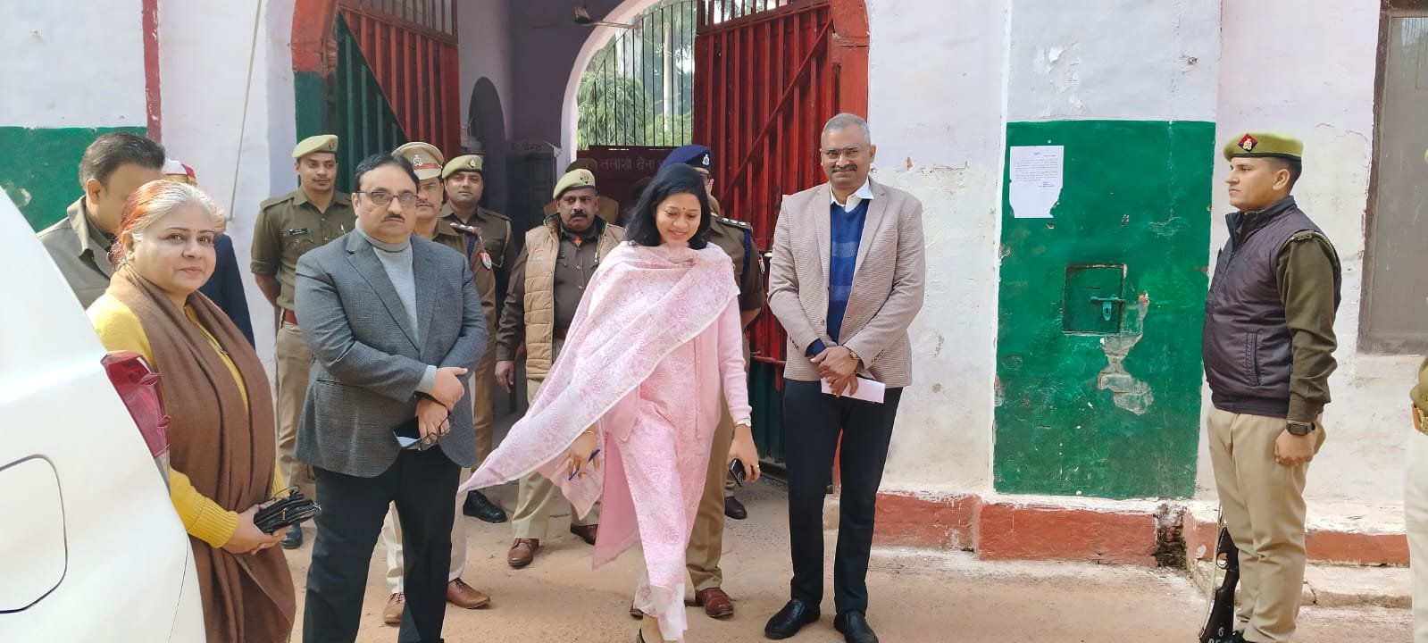 Raebareli:जिलाधिकारी ने किया जिला कारागार का निरीक्षण