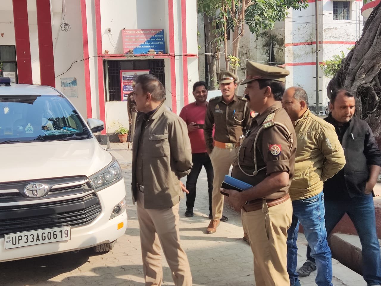 Raebareli:पुलिस अधीक्षक  द्वारा थाना  का आकस्मिक निरीक्षण किया गया