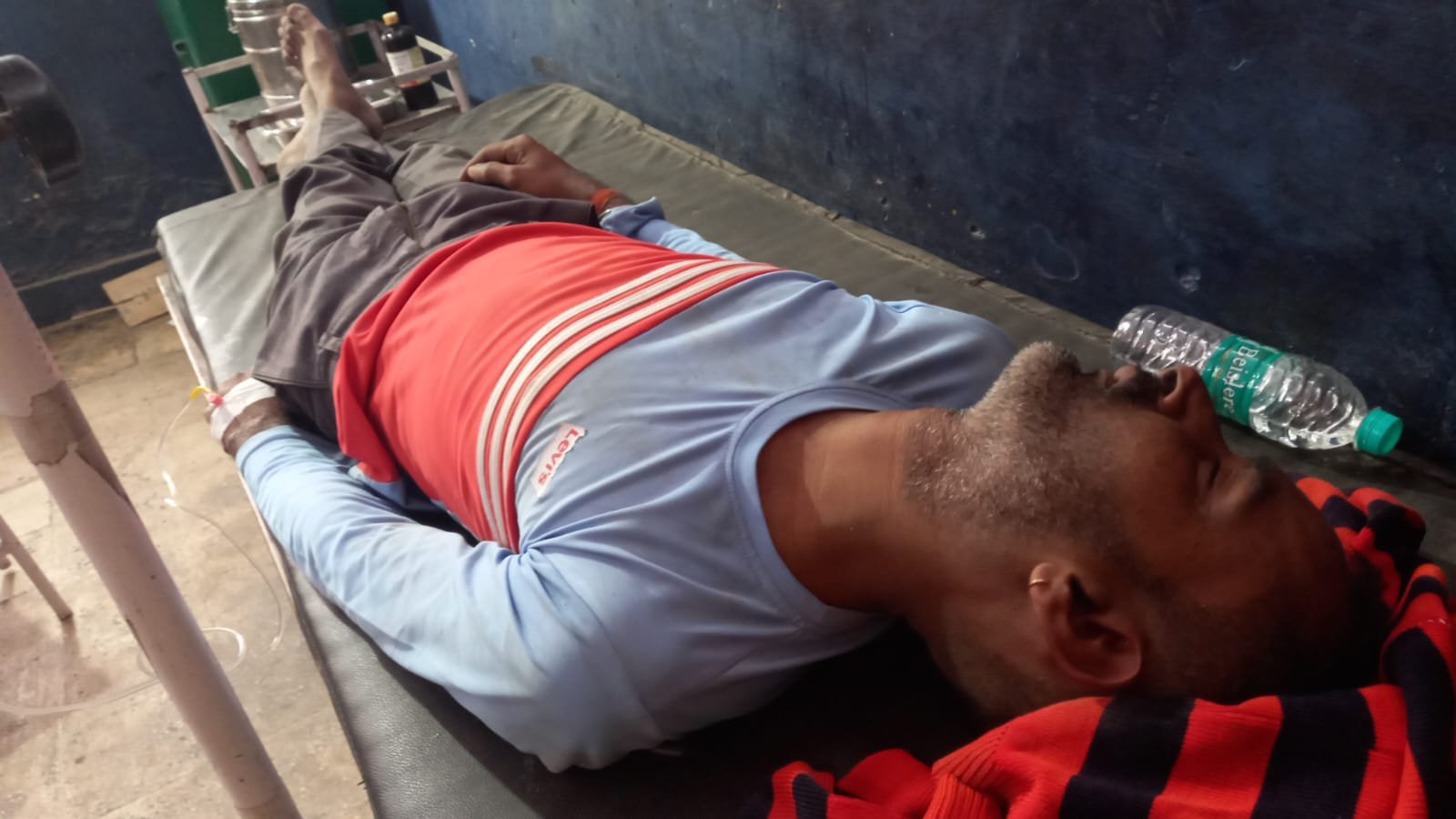 Raebareli:ट्यूबवेल से पानी लगा रहे किसान के ऊपर मधुमक्खियो ने किया हमला, हुआ घायल