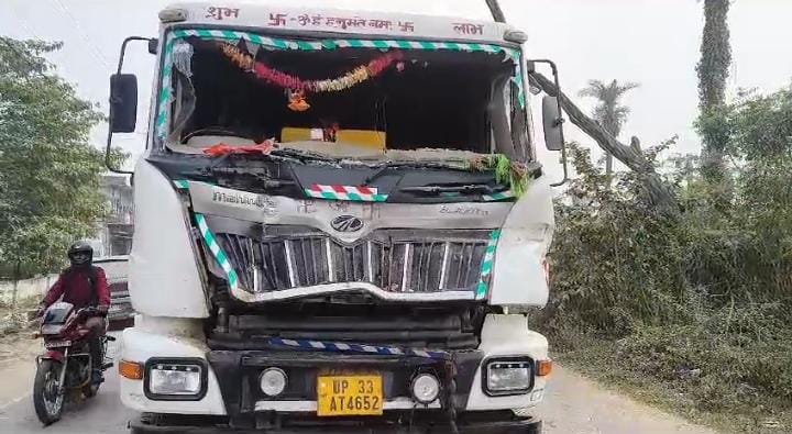 रायबरेली:डम्फर व टैंकर के बीच हुई जोरदार भिड़ंत टैंकर चालक घायल