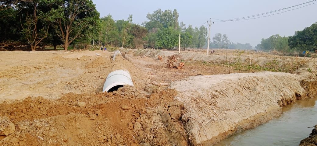 रायबरेली:नहर विभाग से बिना अनुमति लिए ही नहर को खोदकर डाला पाइप।