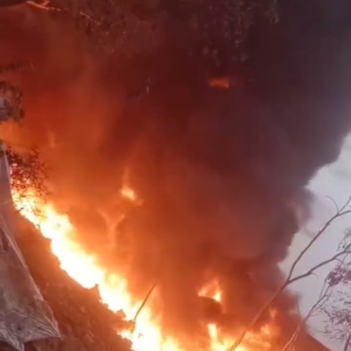 रायबरेली: प्लास्टिक पाइप के गोदाम में लगी भीषण आग