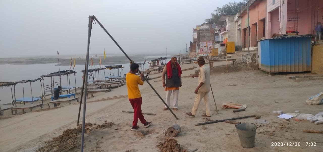 रायबरेली:गोकना घाट के सौंदर्यीकरण के लिए टीम ने किया मृदा परीक्षण।