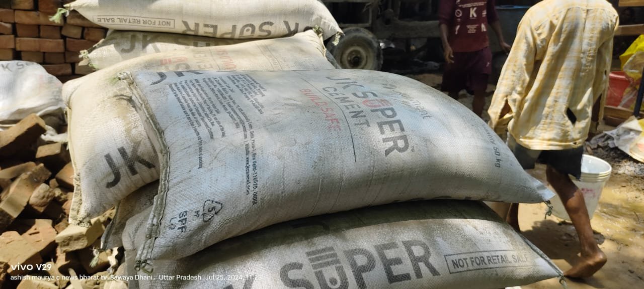 रायबरेली-सरकारी सीमेंट से कराया जा रहा निजी निर्माण , वीडियो हुआ वायरल